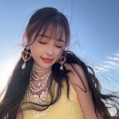 坐推土机的少女